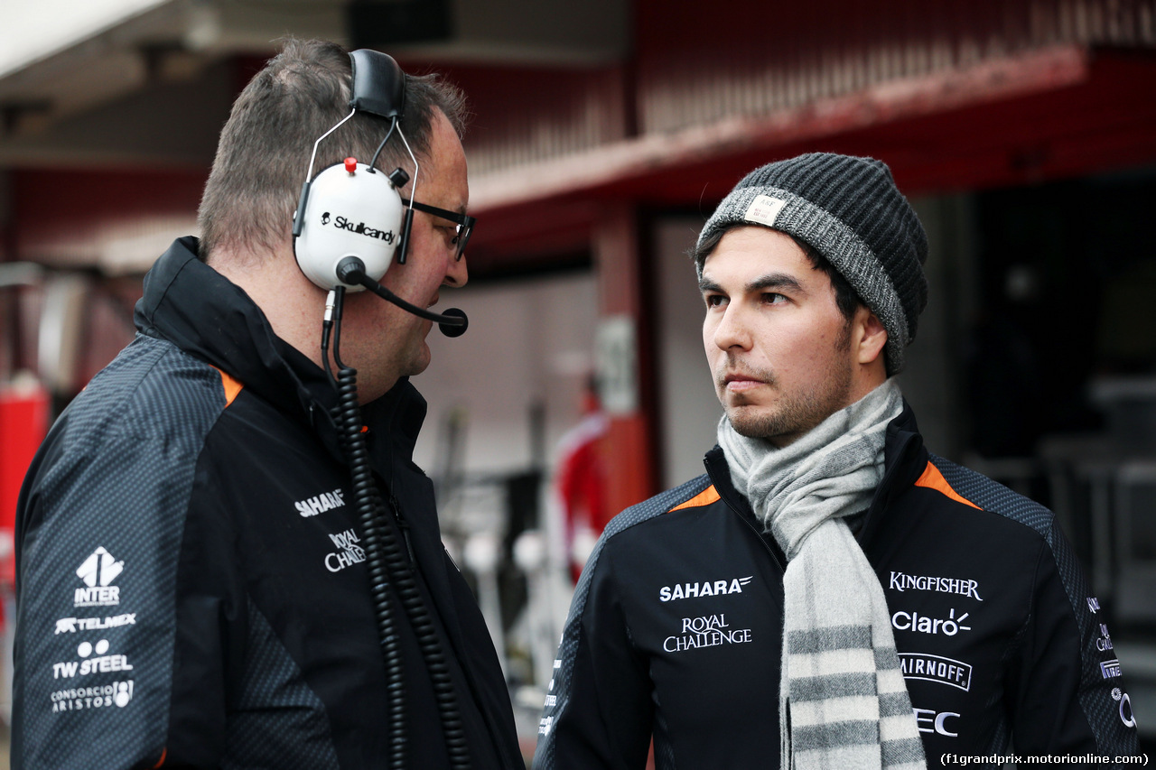 TEST F1 BARCELLONA 22 FEBBRAIO, (L to R): Tom McCullough (GBR) Sahara Force India F1 Team Chief Engineer with Sergio Perez (MEX) Sahara Force India F1.
22.02.2016.