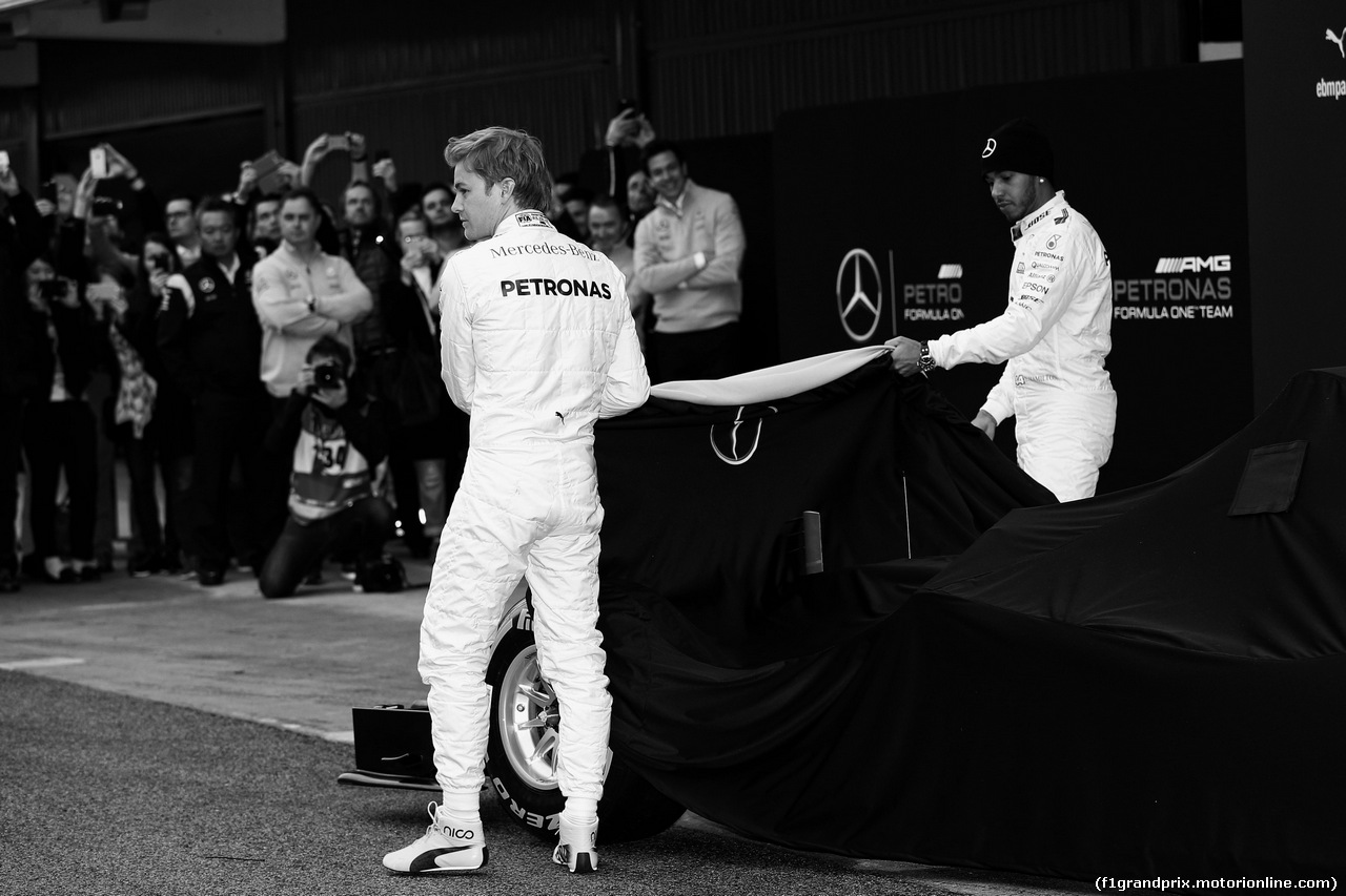 TEST F1 BARCELLONA 22 FEBBRAIO, (L to R): Nico Rosberg (GER) Mercedes AMG F1 e Lewis Hamilton (GBR) Mercedes AMG F1 unveil the Mercedes AMG F1 W07 Hybrid.
22.02.2016.
