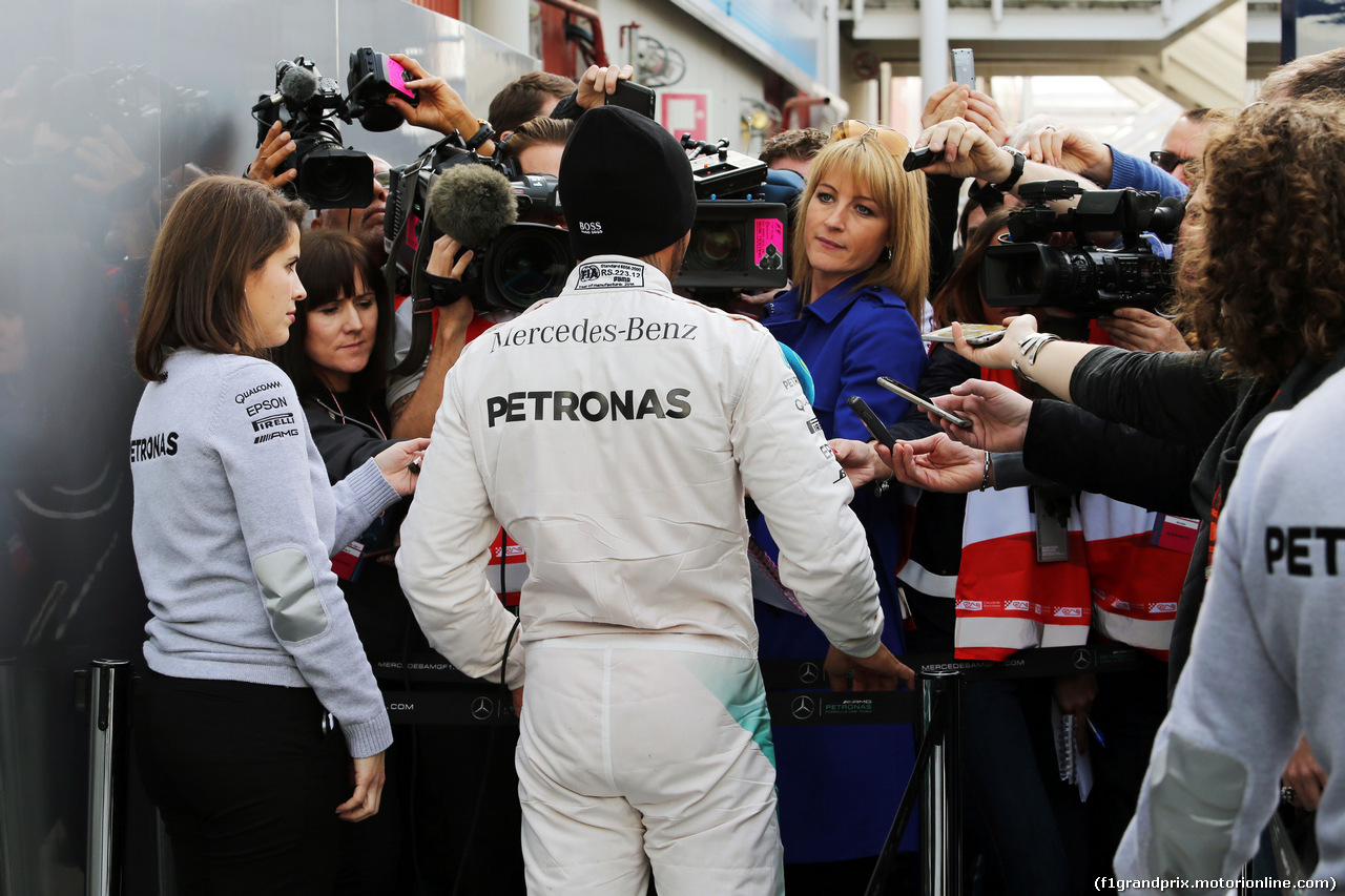 TEST F1 BARCELLONA 22 FEBBRAIO, Lewis Hamilton (GBR) Mercedes AMG F1 with the media.
22.02.2016.