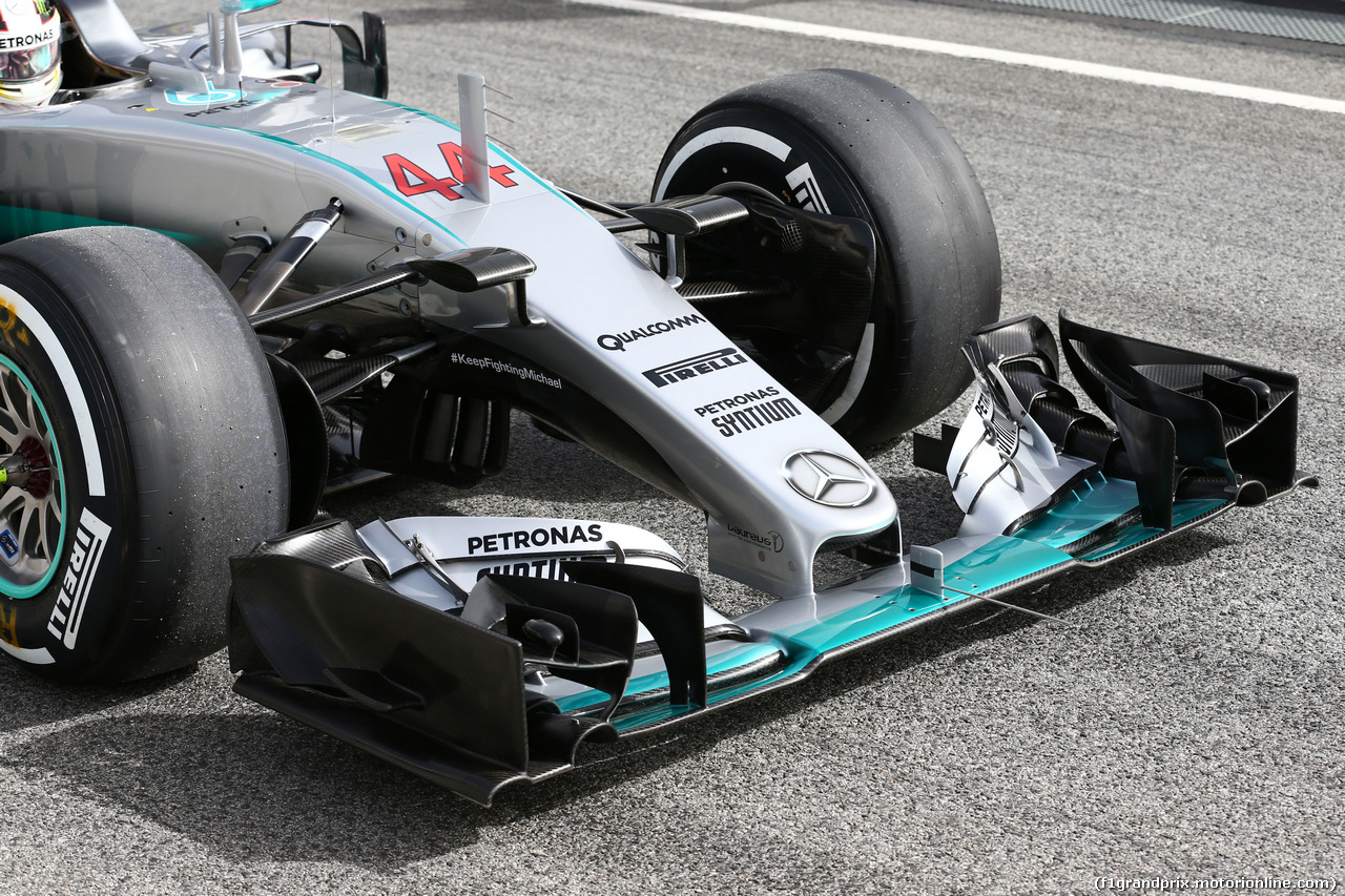 TEST F1 BARCELLONA 22 FEBBRAIO, Lewis Hamilton (GBR) Mercedes AMG F1 W07 Hybrid front wing.
22.02.2016.