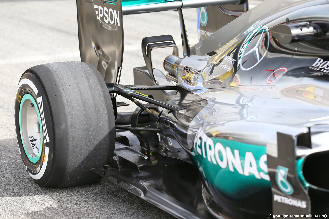 TEST F1 BARCELLONA 22 FEBBRAIO, Lewis Hamilton (GBR) Mercedes AMG F1 W07 Hybrid rear suspension detail.
22.02.2016. F