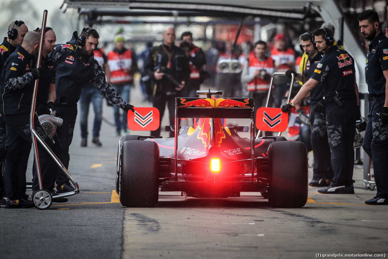 TEST F1 BARCELLONA 23 FEBBRAIO, Daniel Ricciardo (AUS) Red Bull Racing RB11 in the pits.
23.02.2016.