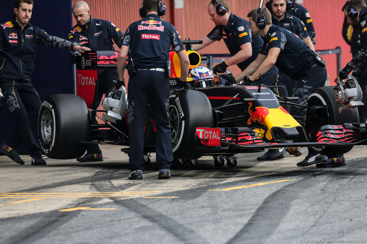 TEST F1 BARCELLONA 23 FEBBRAIO, Daniel Ricciardo (AUS) Red Bull Racing RB11 in the pits.
23.02.2016.