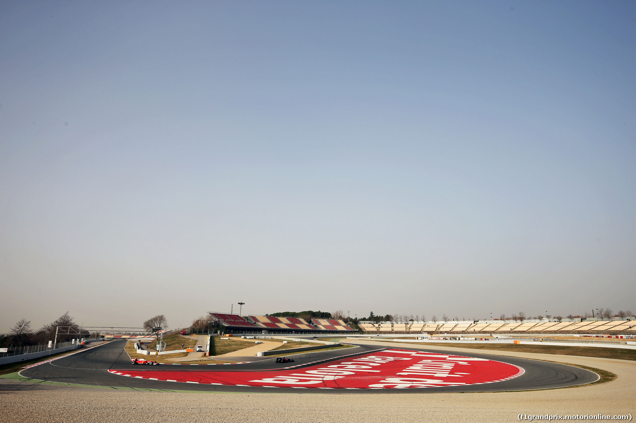 TEST F1 BARCELLONA 23 FEBBRAIO, Fernando Alonso (ESP) McLaren MP4-31 davanti a Sebastian Vettel (GER) Ferrari SF16-H.
23.02.2016.