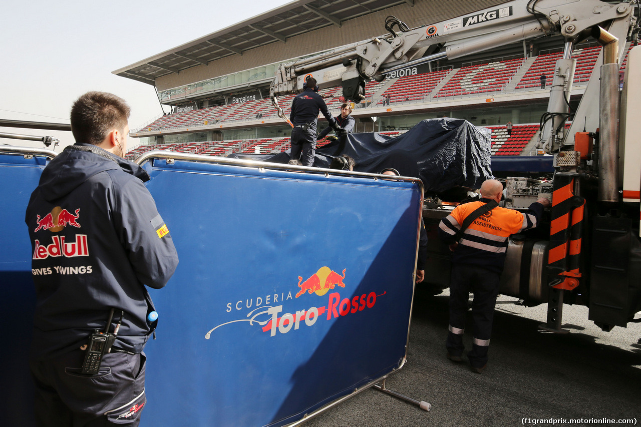 TEST F1 BARCELLONA 23 FEBBRAIO, The Scuderia Toro Rosso STR11 of Max Verstappen (NLD) Scuderia Toro Rosso is recovered back to the pits on the back of a truck.
23.02.2016.