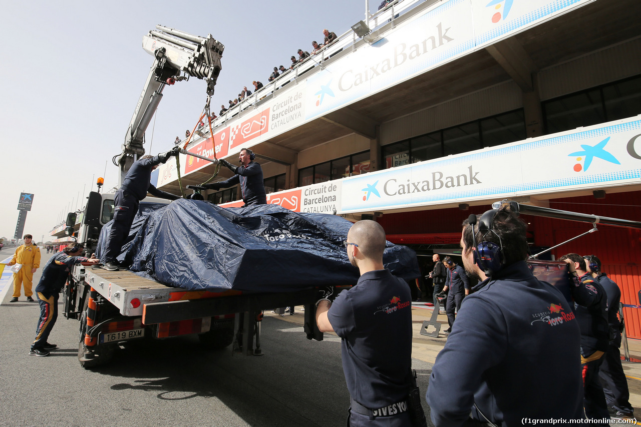 TEST F1 BARCELLONA 23 FEBBRAIO, The Scuderia Toro Rosso STR11 of Max Verstappen (NLD) Scuderia Toro Rosso is recovered back to the pits on the back of a truck.
23.02.2016.