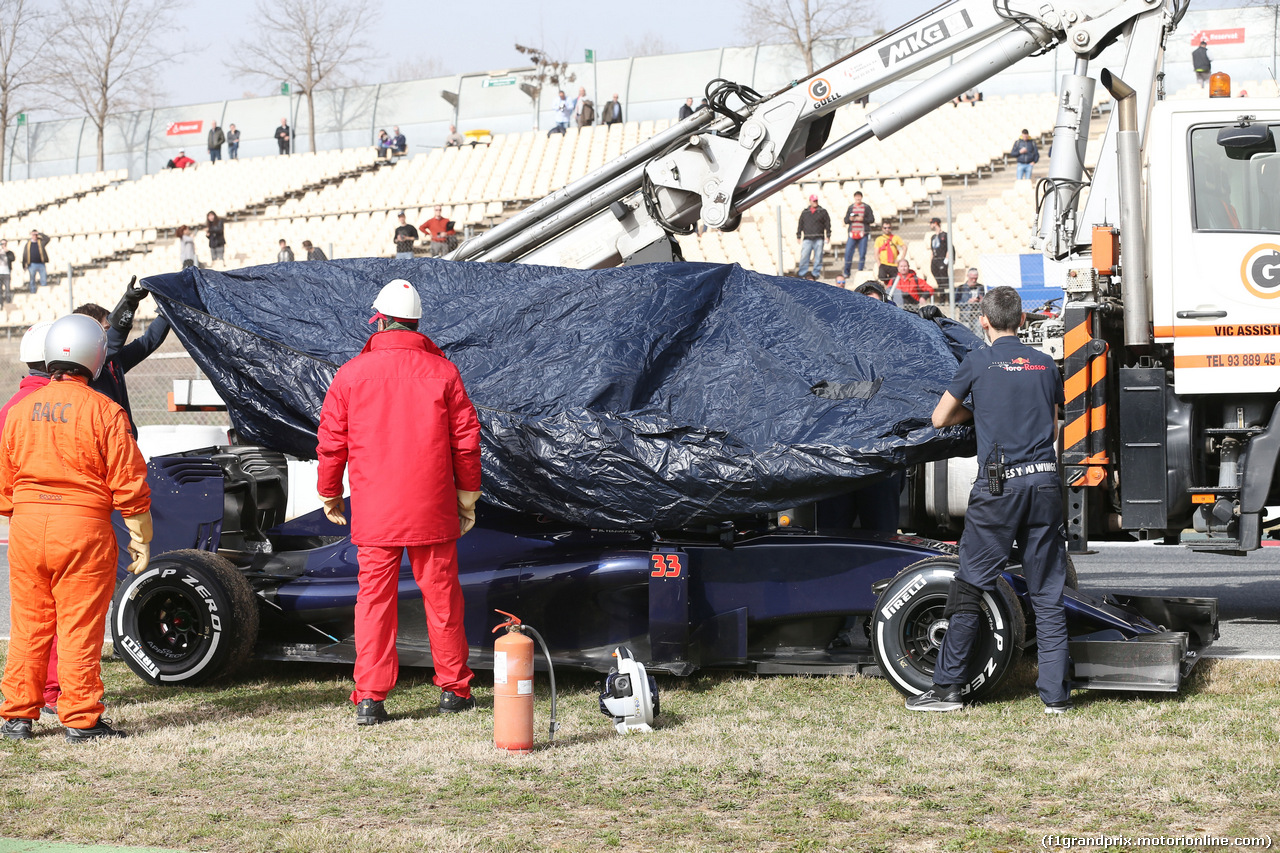 TEST F1 BARCELLONA 23 FEBBRAIO, The Scuderia Toro Rosso STR11 of Max Verstappen (NLD) Scuderia Toro Rosso is recovered back to the pits on the back of a truck.
23.02.2016.