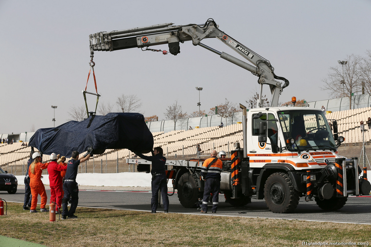 TEST F1 BARCELLONA 23 FEBBRAIO, The Scuderia Toro Rosso STR11 of Max Verstappen (NLD) Scuderia Toro Rosso is recovered back to the pits on the back of a truck.
23.02.2016.