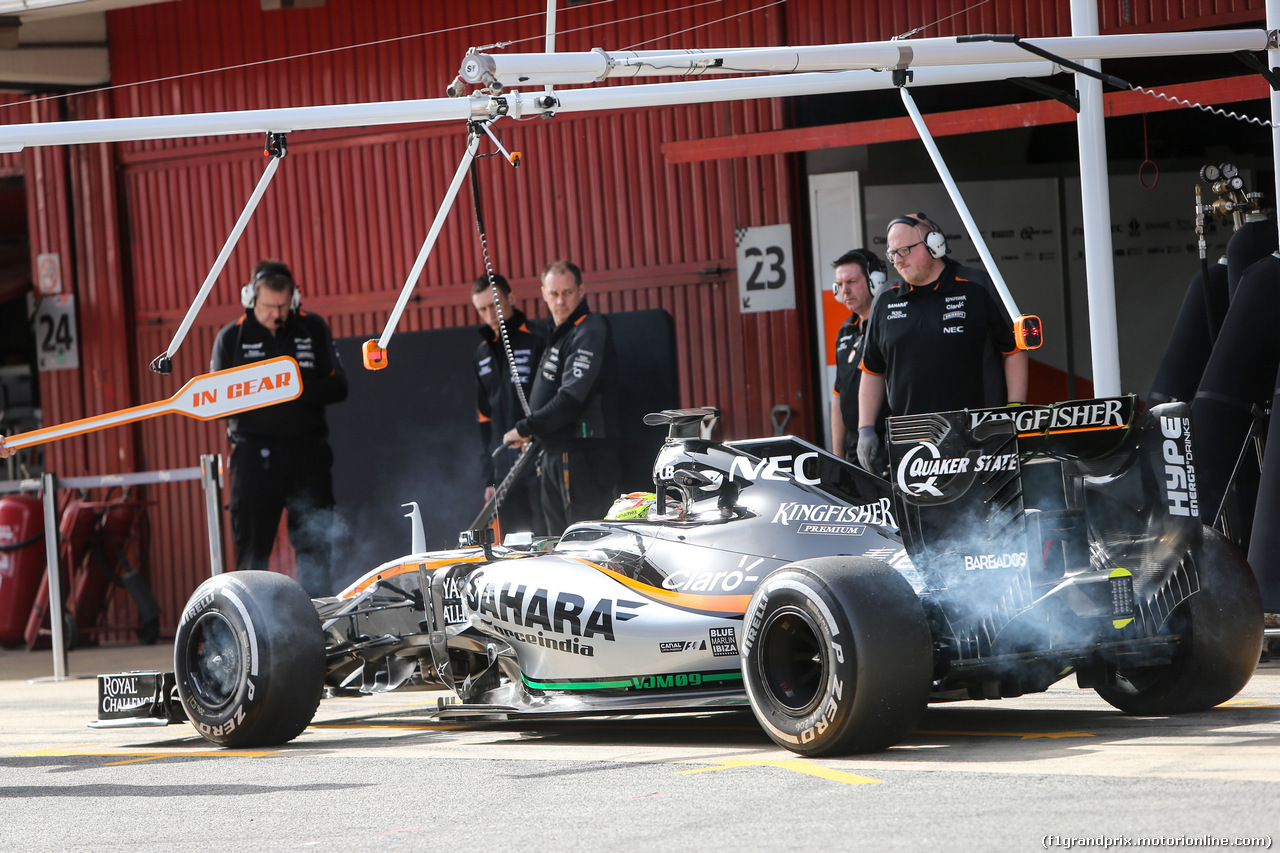 TEST F1 BARCELLONA 23 FEBBRAIO, Sergio Perez (MEX) Sahara Force India F1 VJM09 in the pits.
23.02.2016.