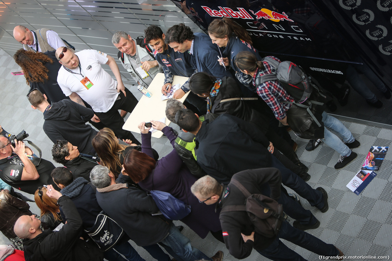 TEST F1 BARCELLONA 23 FEBBRAIO, Daniel Ricciardo (AUS) Red Bull Racing with fans.
23.02.2016.