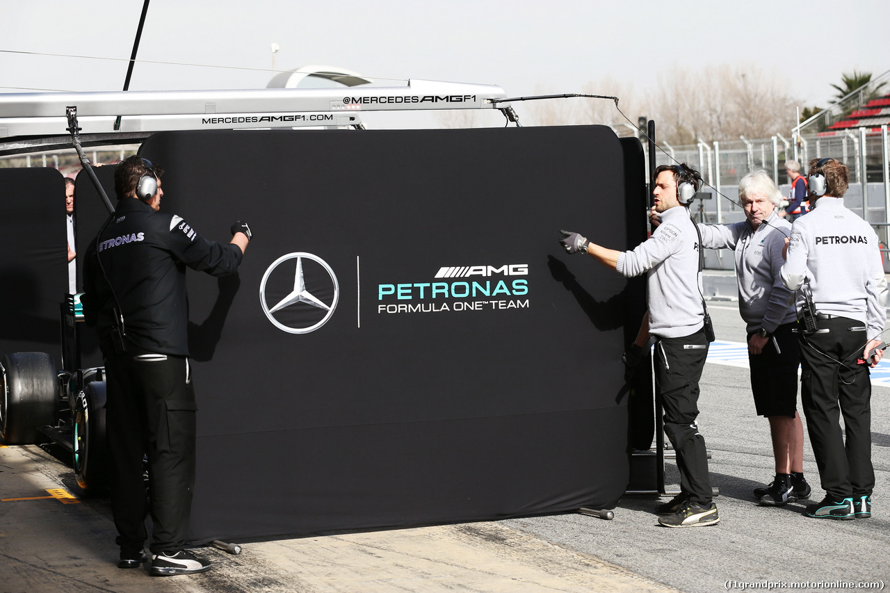 TEST F1 BARCELLONA 23 FEBBRAIO, Mercedes AMG F1 screens in the pits.
23.02.2016.