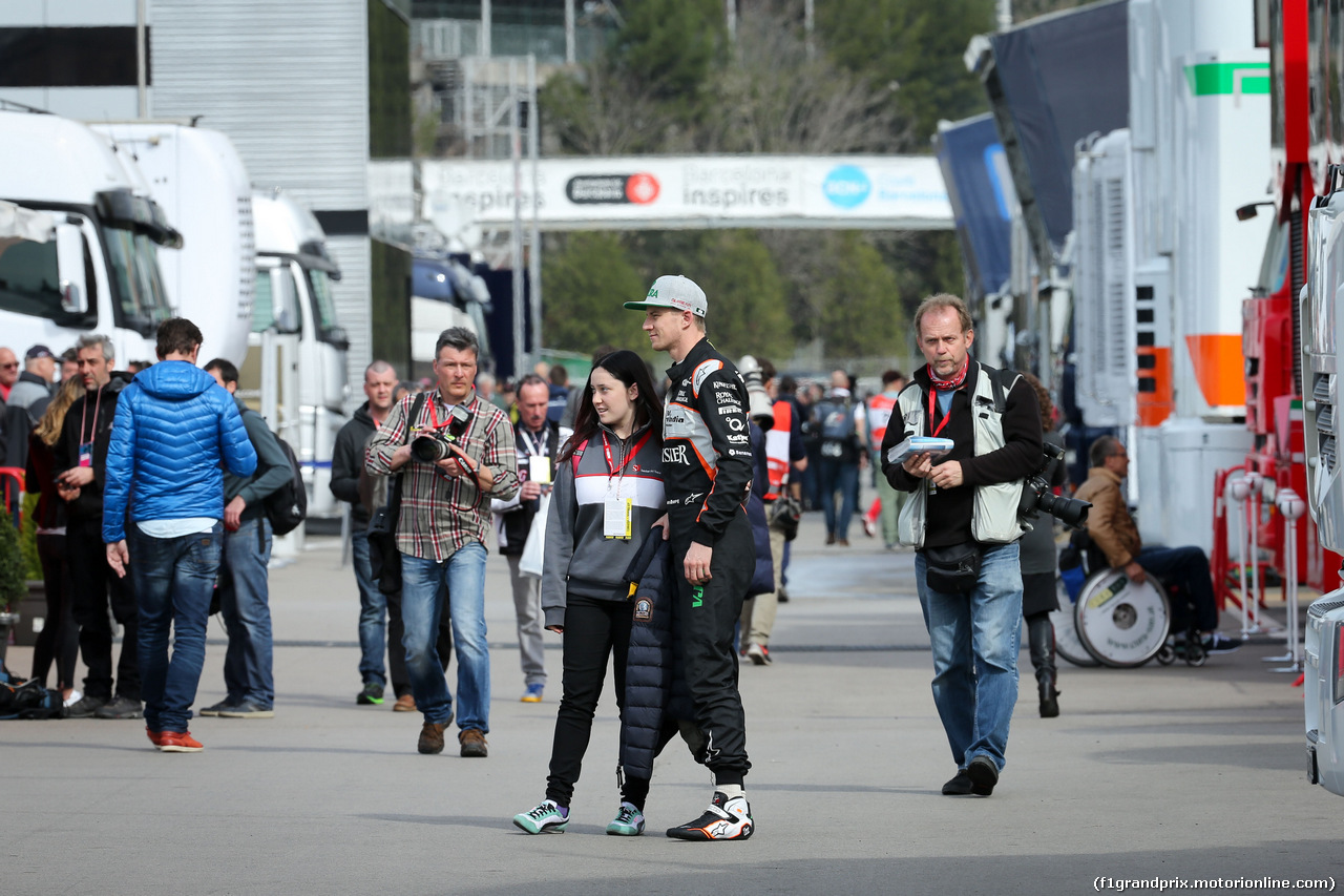 TEST F1 BARCELLONA 24 FEBBRAIO, Nico Hulkenberg (GER) Sahara Force India F1 with a fan.
24.02.2016.
