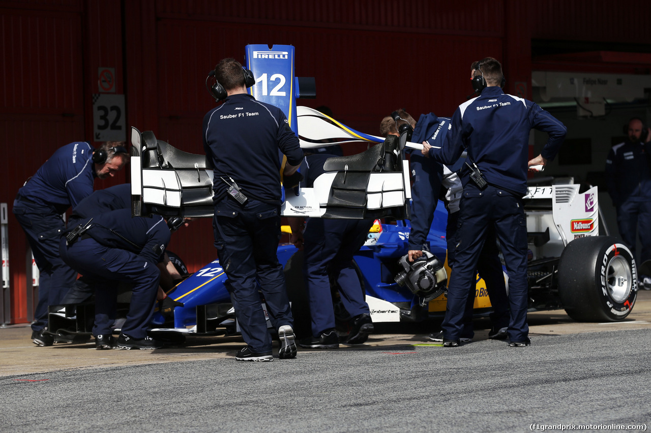 TEST F1 BARCELLONA 24 FEBBRAIO, Felipe Nasr (BRA) Sauber C34 changes a front wing.
24.02.2016.