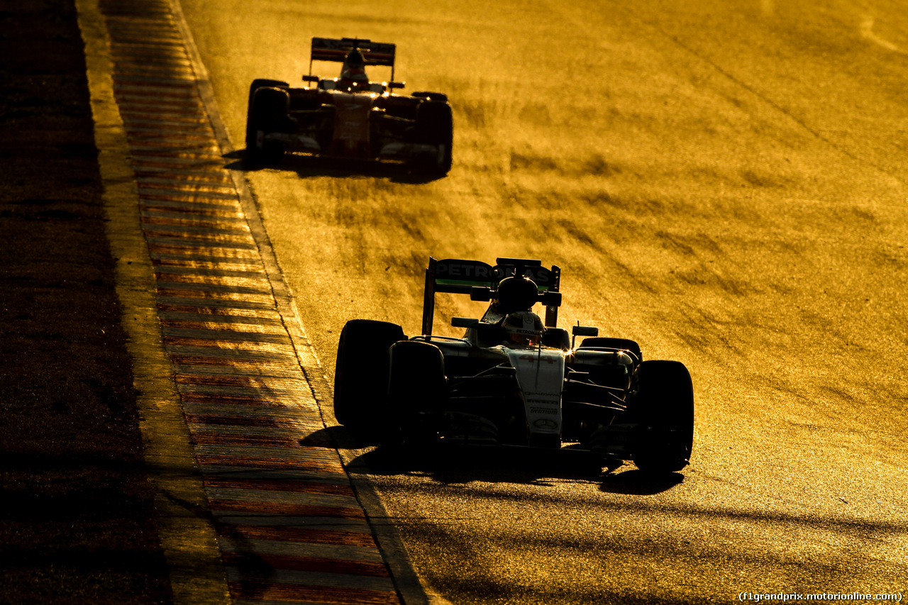 TEST F1 BARCELLONA 24 FEBBRAIO, Lewis Hamilton (GBR) Mercedes AMG F1 W07 Hybrid davanti a Kimi Raikkonen (FIN) Ferrari SF16-H.
24.02.2016.