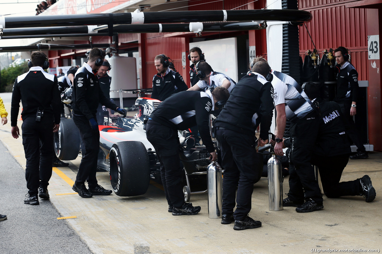 TEST F1 BARCELLONA 24 FEBBRAIO, Jenson Button (GBR) McLaren MP4-31 In the pits.
24.02.2016.