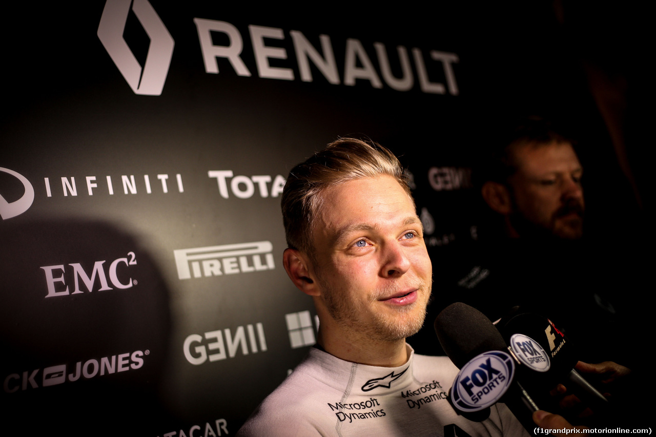 TEST F1 BARCELLONA 24 FEBBRAIO, Kevin Magnussen (DEN) Renault Sport F1 Team With the media.
24.02.2016.