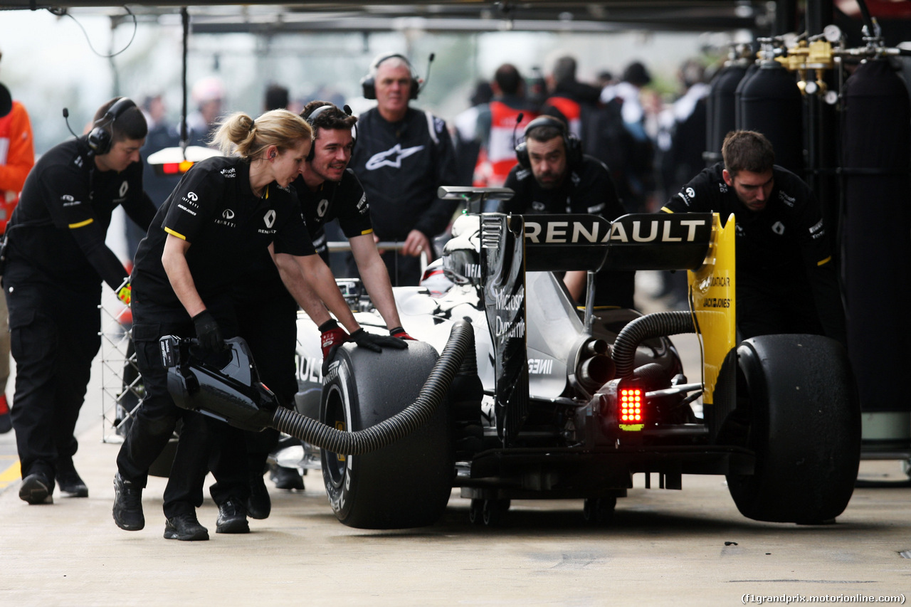 TEST F1 BARCELLONA 24 FEBBRAIO, Kevin Magnussen (DEN) Renault Sport F1 Team RS16 In the pits.
24.02.2016.