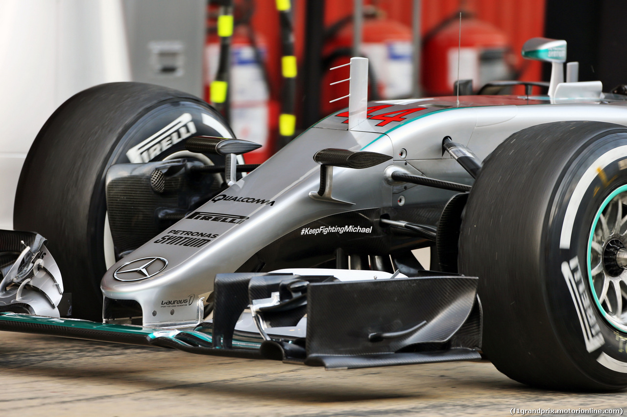 TEST F1 BARCELLONA 25 FEBBRAIO, Lewis Hamilton (GBR) Mercedes AMG F1 W07 Hybrid - front wing detail.
25.02.2016.