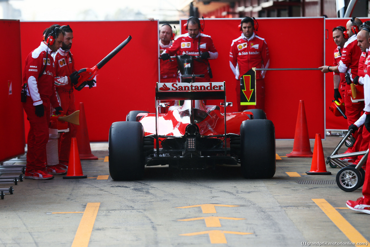TEST F1 BARCELLONA 25 FEBBRAIO, Kimi Raikkonen (FIN) Ferrari SF16-H in the pits.
25.02.2016.