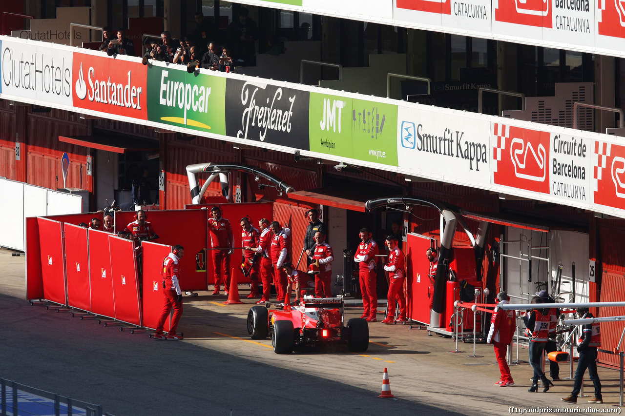 TEST F1 BARCELLONA 25 FEBBRAIO, Kimi Raikkonen (FIN) Ferrari SF16-H in the pits.
25.02.2016.