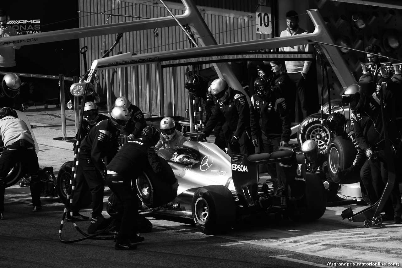 TEST F1 BARCELLONA 25 FEBBRAIO, Lewis Hamilton (GBR) Mercedes AMG F1 W07 Hybrid in the pits.
25.02.2016.
