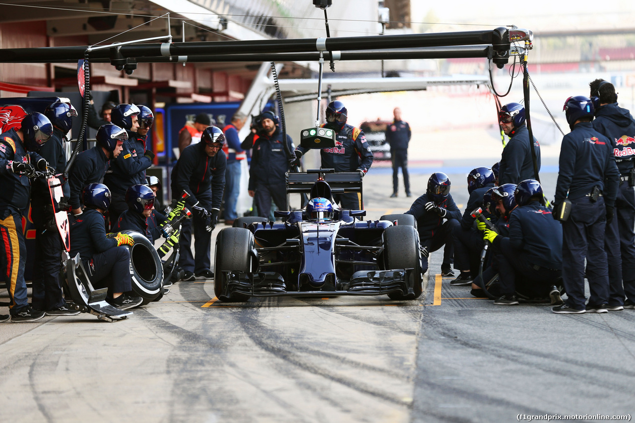 TEST F1 BARCELLONA 25 FEBBRAIO, Max Verstappen (NLD) Scuderia Toro Rosso STR11 practices a pit stop.
25.02.2016.
