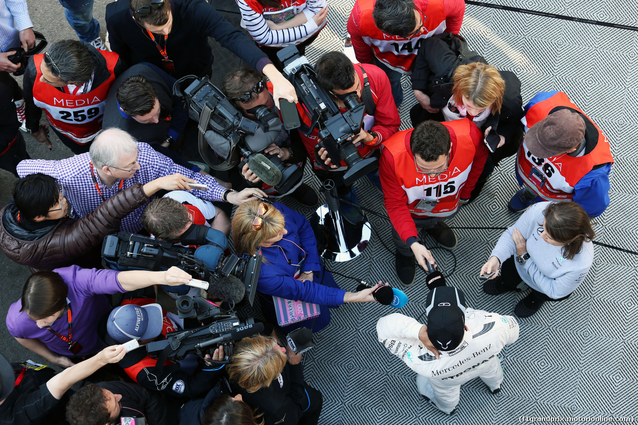 TEST F1 BARCELLONA 25 FEBBRAIO, Lewis Hamilton (GBR) Mercedes AMG F1 with the media.
25.02.2016.