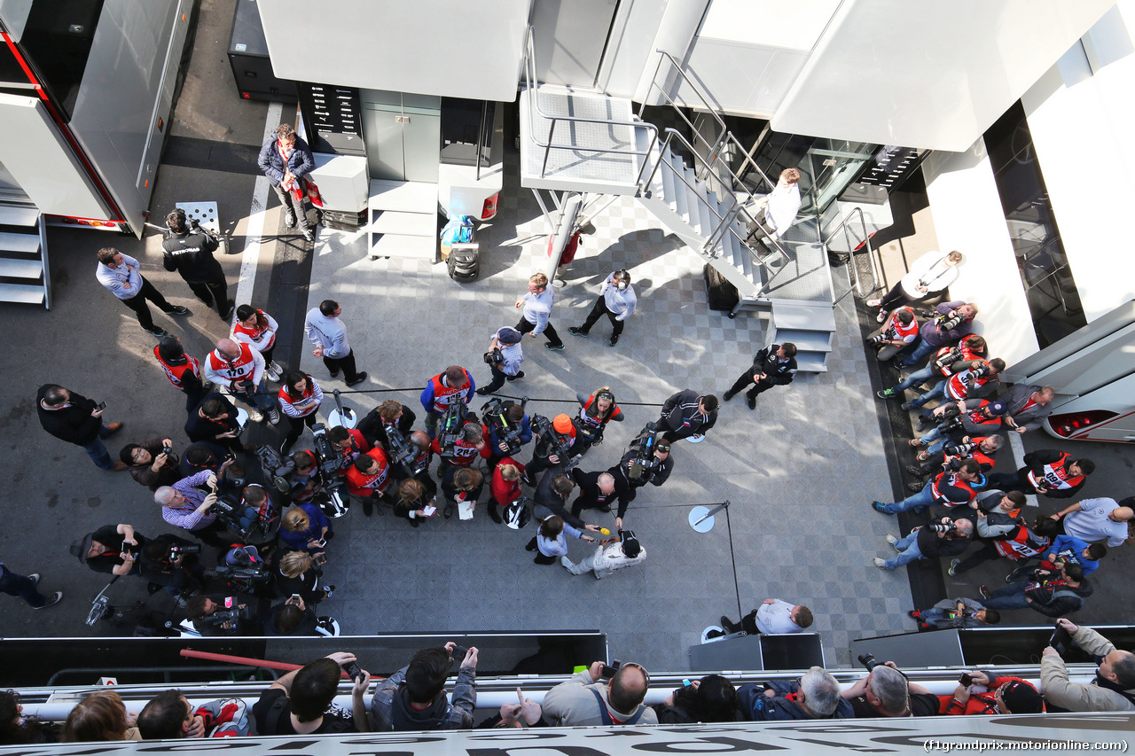 TEST F1 BARCELLONA 25 FEBBRAIO, Lewis Hamilton (GBR) Mercedes AMG F1 with the media.
25.02.2016.