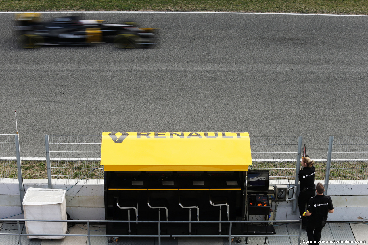TEST F1 BARCELLONA 25 FEBBRAIO, Kevin Magnussen (DEN) Renault Sport F1 Team RS16 passes the team pit gantry.
25.02.2016.