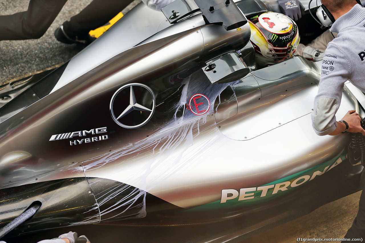 TEST F1 BARCELLONA 2 MARZO, Lewis Hamilton (GBR) Mercedes AMG F1 W07 Hybrid with flow-vis paint on the engine cover.
02.03.2016.
