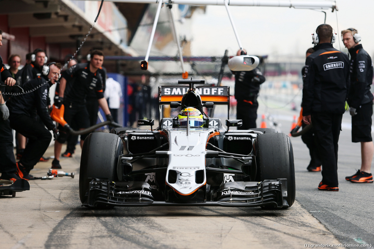 TEST F1 BARCELLONA 2 MARZO, Sergio Perez (MEX) Sahara Force India F1 VJM09 in the pits.
02.03.2016.