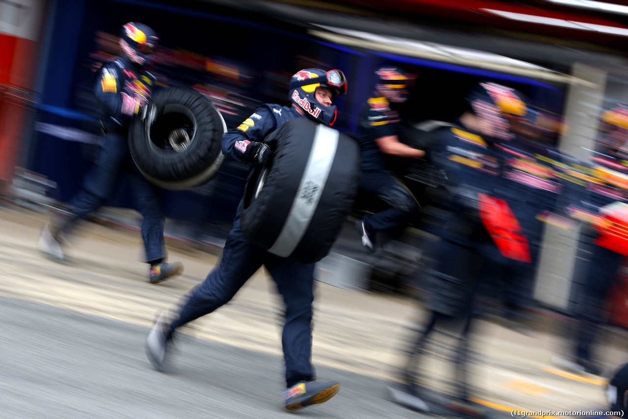 TEST F1 BARCELLONA 2 MARZO, Red Bull Racing meccanici during pitstop
02.03.2016.