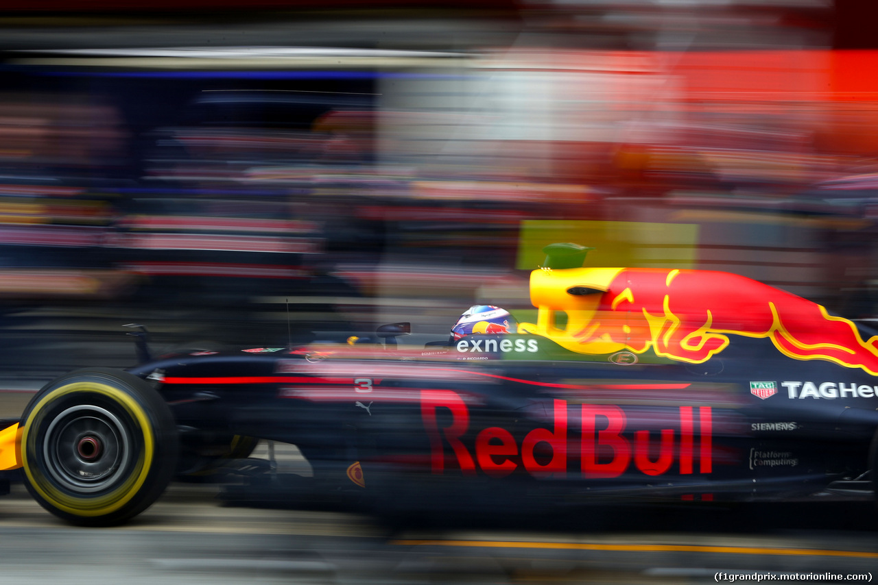 TEST F1 BARCELLONA 2 MARZO, Daniel Ricciardo (AUS), Red Bull Racing during pitstop
02.03.2016.