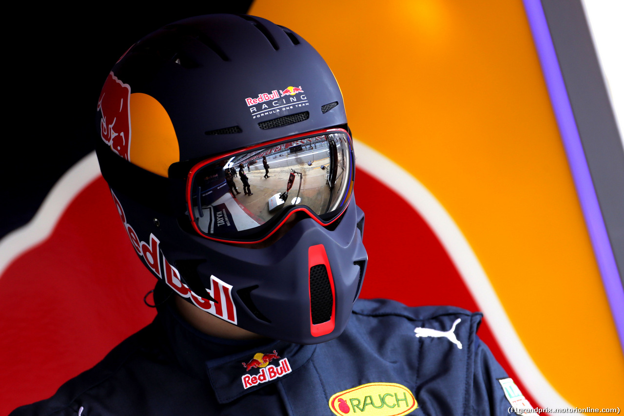 TEST F1 BARCELLONA 2 MARZO, Red Bull Racing mechanic
02.03.2016.
