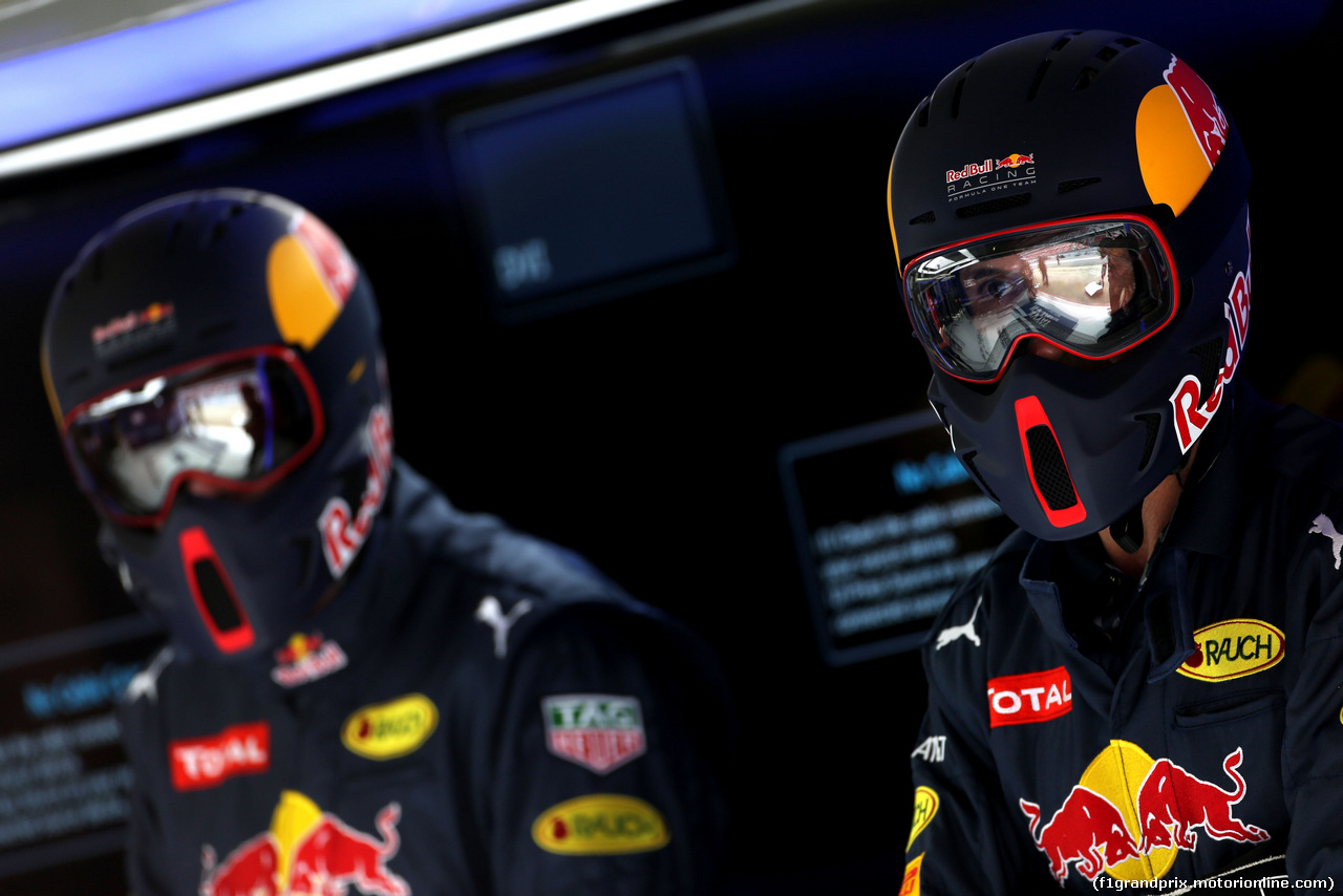 TEST F1 BARCELLONA 2 MARZO, Red Bull Racing meccanici
02.03.2016.