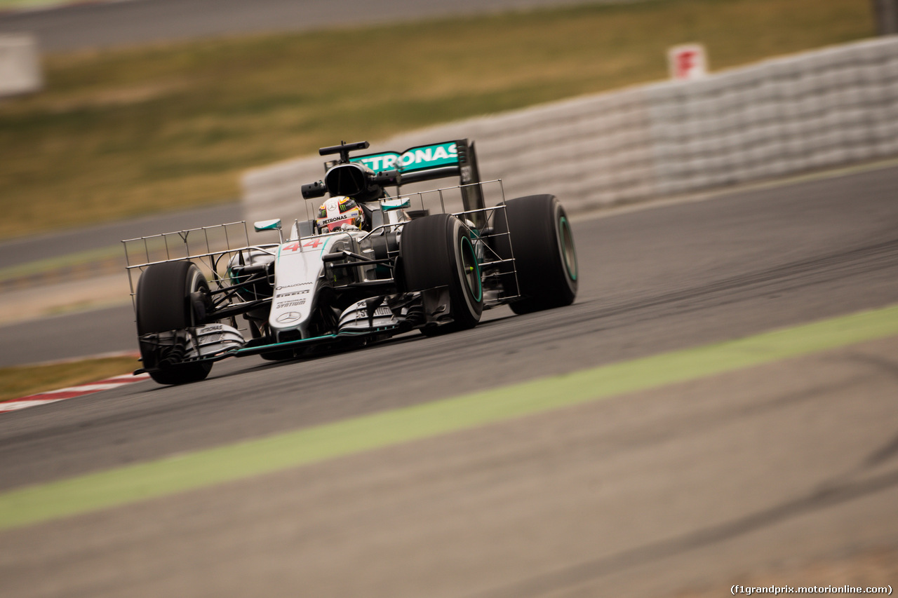 TEST F1 BARCELLONA 2 MARZO, Lewis Hamilton (GBR) Mercedes AMG F1 W07 Hybrid running sensor equipment.
02.03.2016.