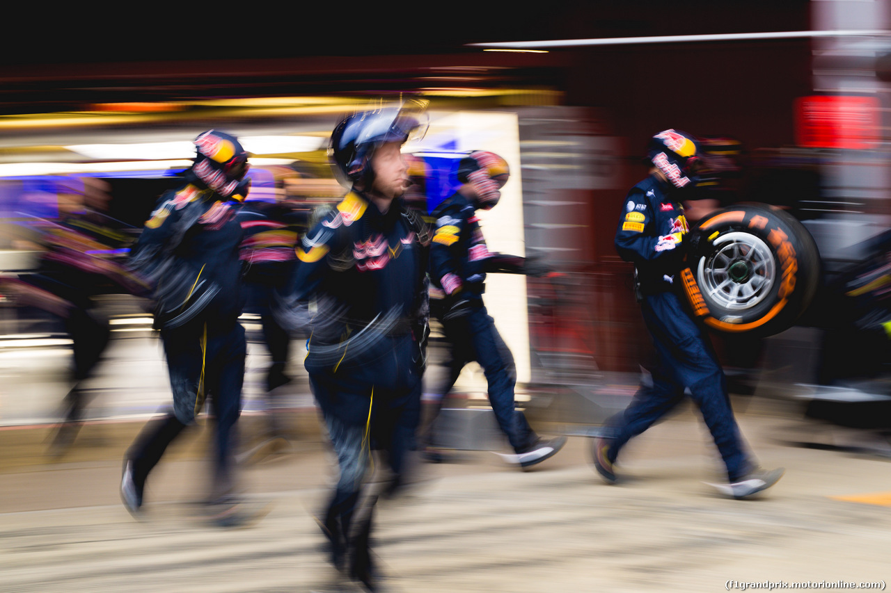 TEST F1 BARCELLONA 2 MARZO, Red Bull Racing practices a pit stop.
02.03.2016.