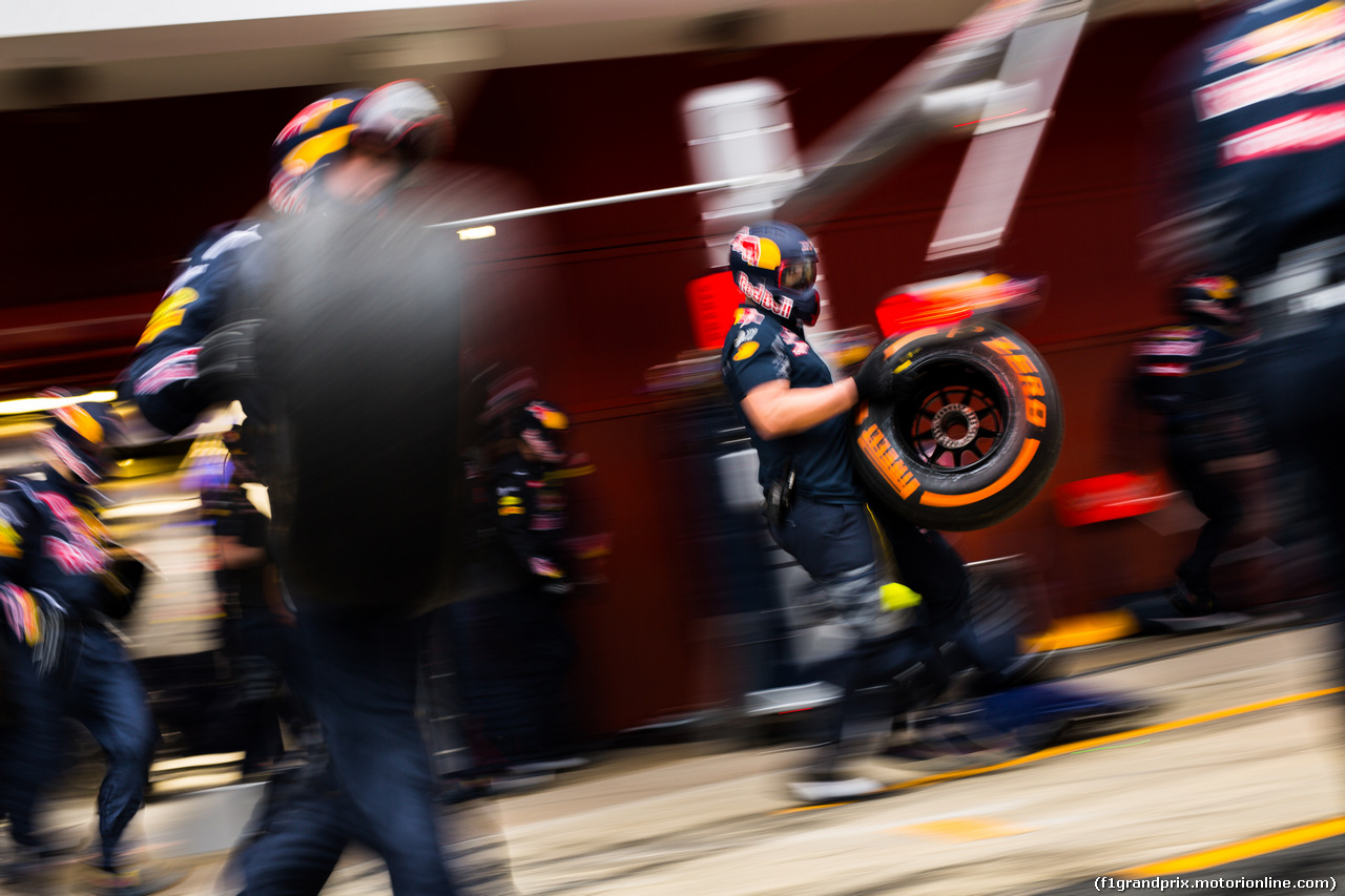 TEST F1 BARCELLONA 2 MARZO, Red Bull Racing practices a pit stop.
02.03.2016.
