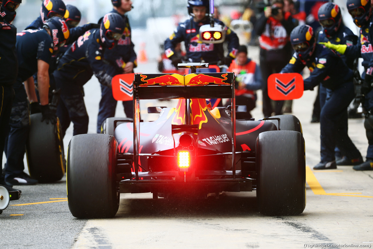 TEST F1 BARCELLONA 2 MARZO, Daniel Ricciardo (AUS) Red Bull Racing RB12 practices a pit stop.
02.03.2016.