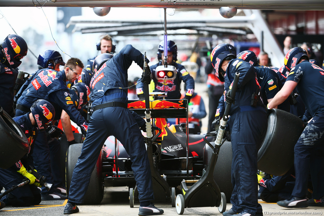 TEST F1 BARCELLONA 2 MARZO, Daniel Ricciardo (AUS) Red Bull Racing RB12 practices a pit stop.
02.03.2016.