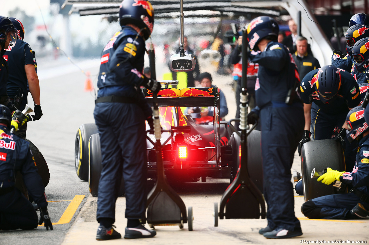 TEST F1 BARCELLONA 2 MARZO, Daniel Ricciardo (AUS) Red Bull Racing RB12 practices a pit stop.
02.03.2016.