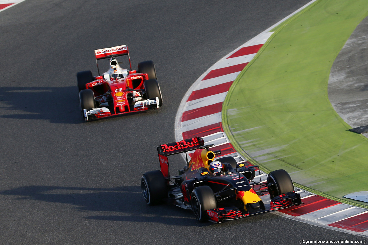 TEST F1 BARCELLONA 2 MARZO, Daniel Ricciardo (AUS) Red Bull Racing RB12 davanti a Sebastian Vettel (GER) Ferrari SF16-H.
02.03.2016.