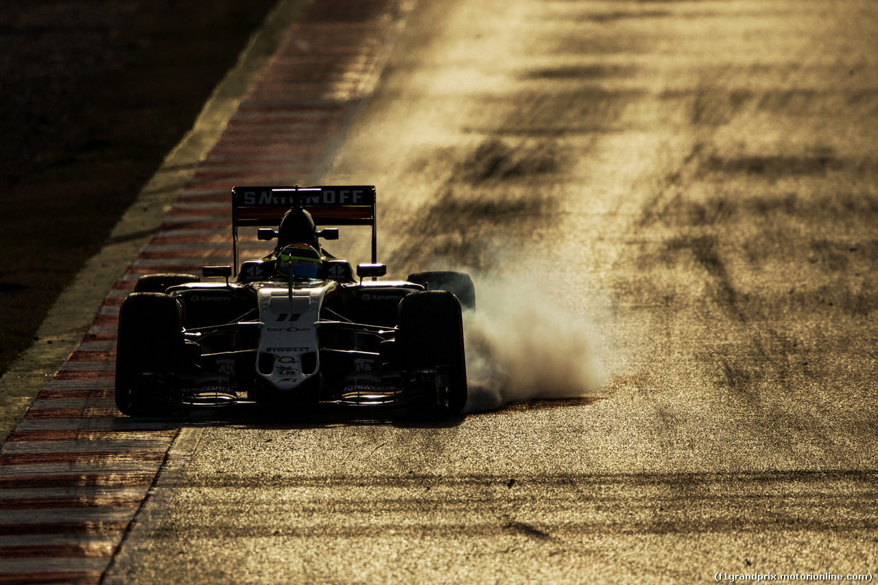TEST F1 BARCELLONA 2 MARZO, Sergio Perez (MEX) Sahara Force India F1 VJM09 locks up under braking.
02.03.2016.