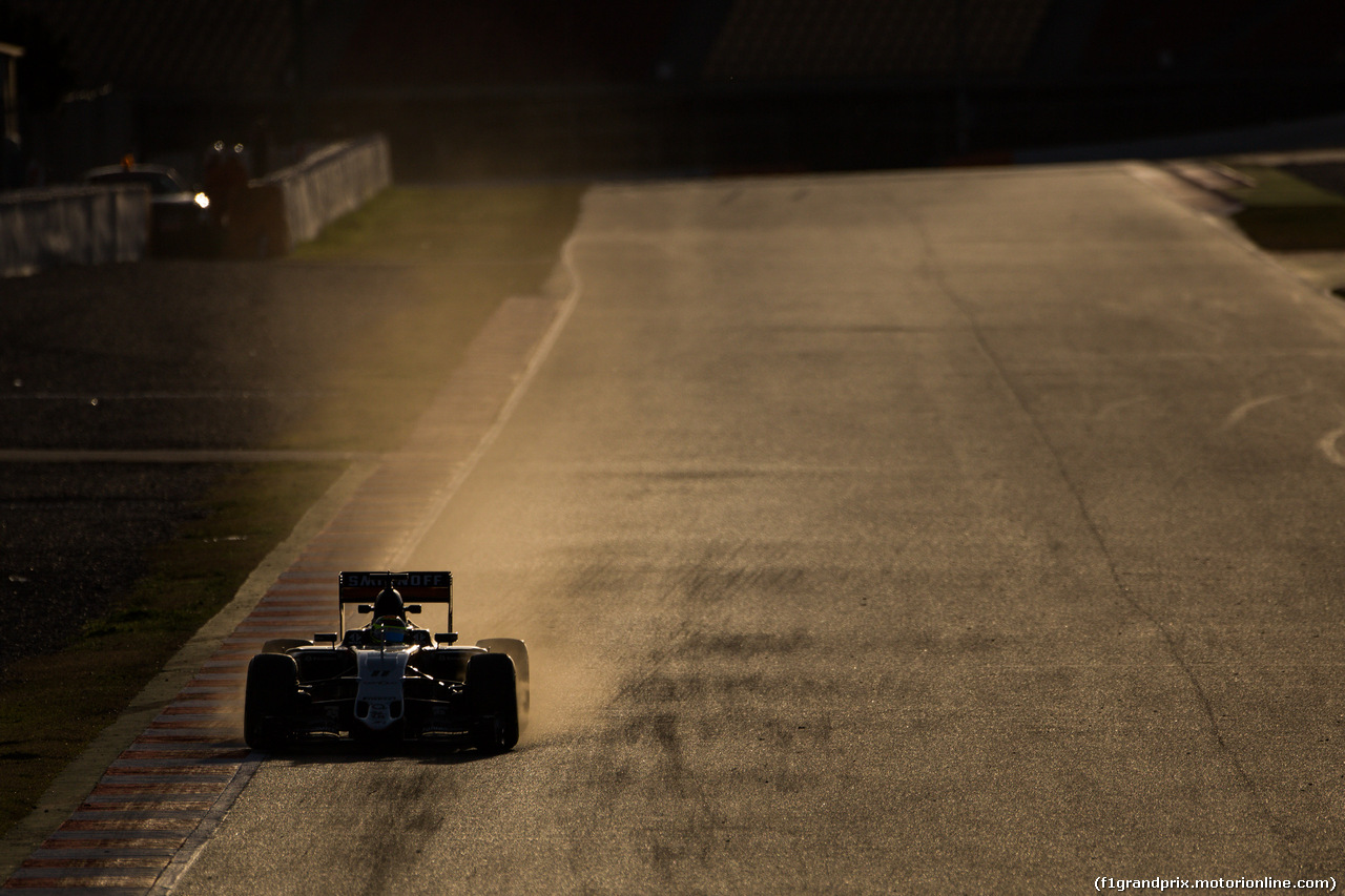 TEST F1 BARCELLONA 2 MARZO, Sergio Perez (MEX) Sahara Force India F1 VJM09 locks up under braking.
02.03.2016.