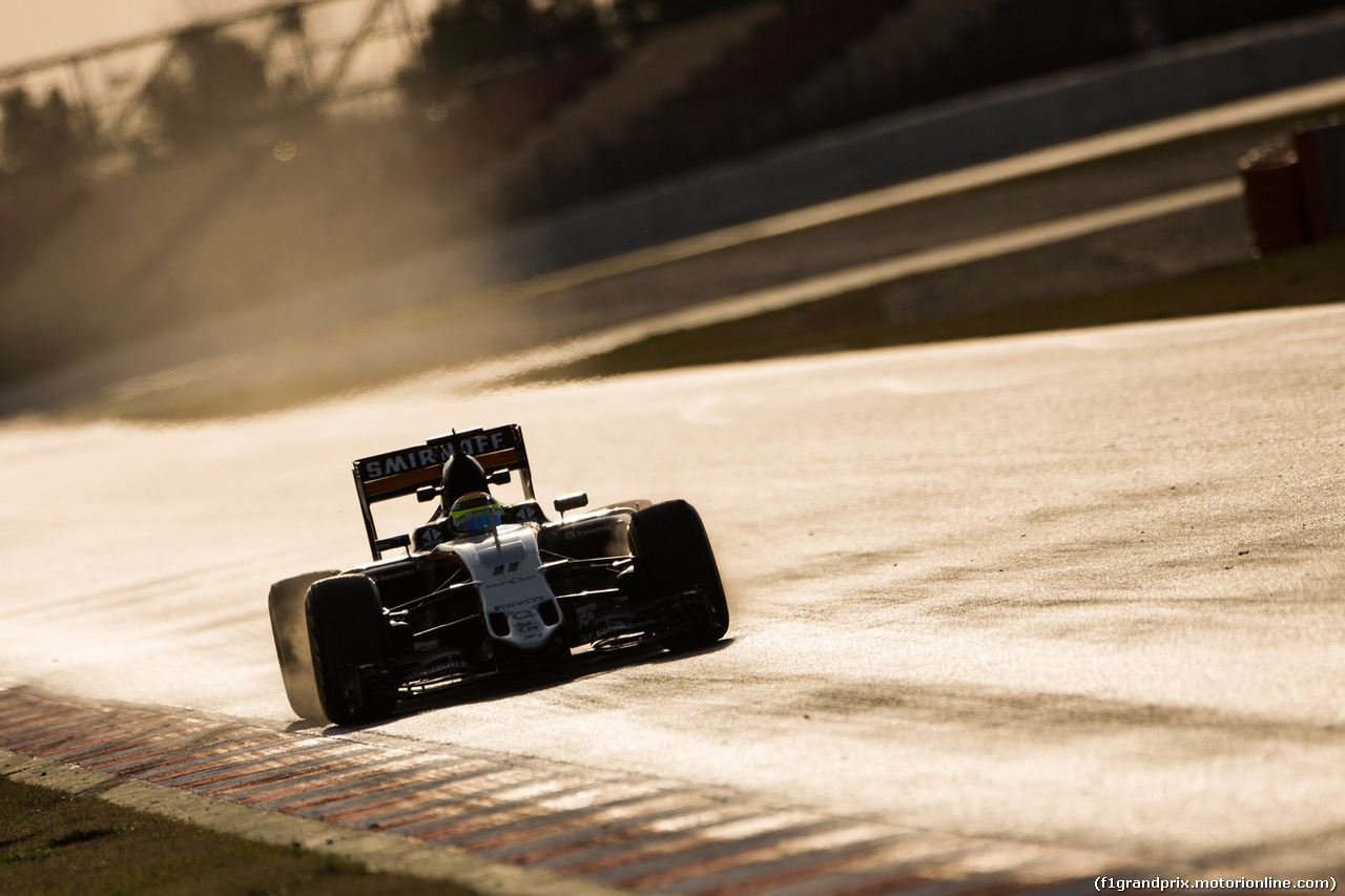 TEST F1 BARCELLONA 2 MARZO, Sergio Perez (MEX) Sahara Force India F1 VJM09 locks up under braking.
02.03.2016.