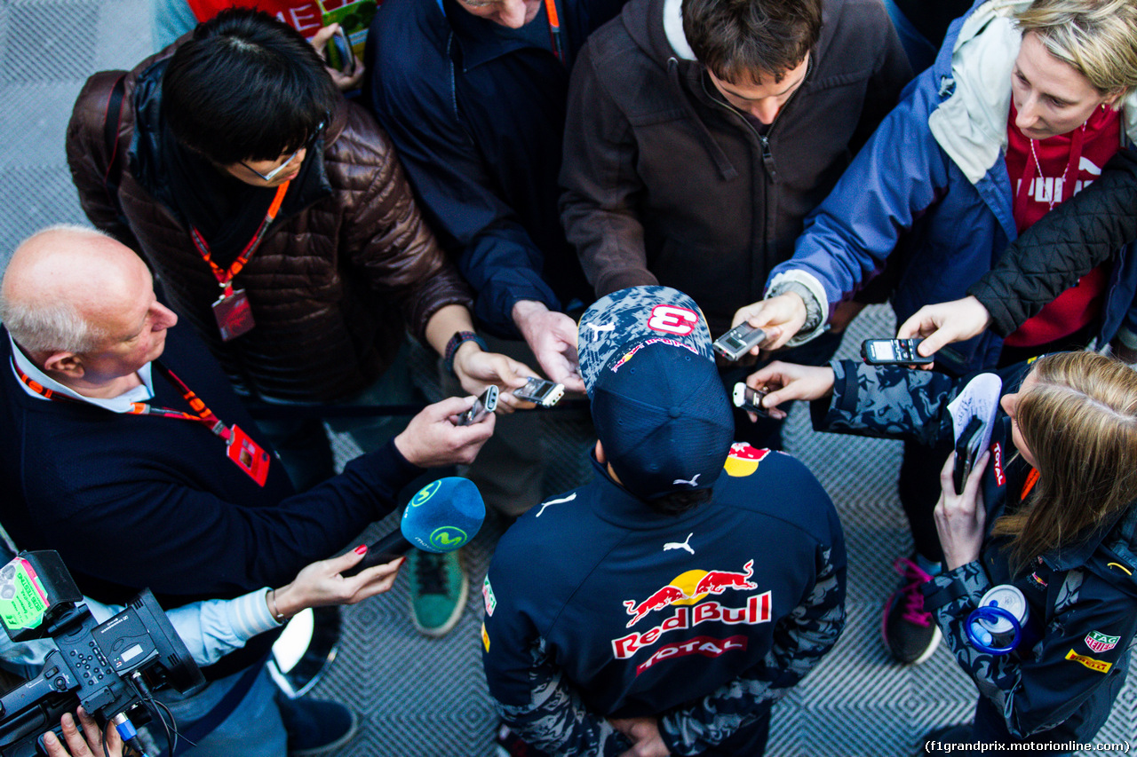 TEST F1 BARCELLONA 2 MARZO, Daniel Ricciardo (AUS) Red Bull Racing with the media.
02.03.2016.