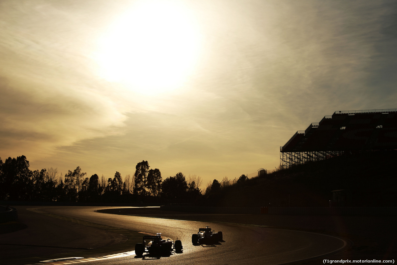 TEST F1 BARCELLONA 2 MARZO, Nico Rosberg (GER) Mercedes AMG F1 W07 Hybrid davanti a Sebastian Vettel (GER) Ferrari SF16-H.
02.03.2016.
