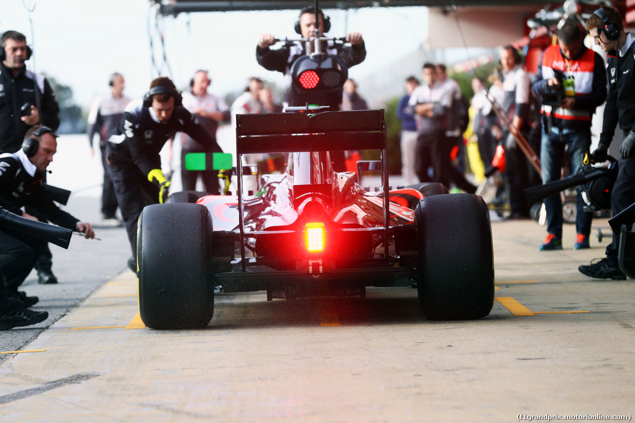 TEST F1 BARCELLONA 3 MARZO, Fernando Alonso (ESP) McLaren MP4-31 in the pits.
03.03.2016.