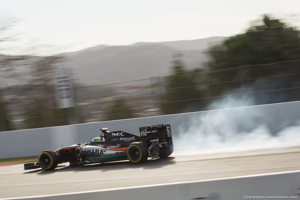 TEST F1 BARCELLONA 3 MARZO, Nico Hulkenberg (GER) Sahara Force India F1 VJM09 locks up under braking.
03.03.2016.