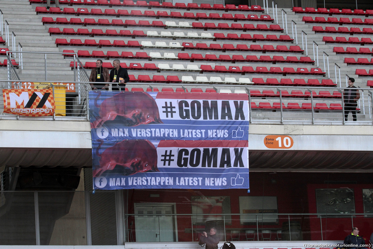 TEST F1 BARCELLONA 3 MARZO, Fans of Max Verstappen (NED) Scuderia Toro Rosso STR11